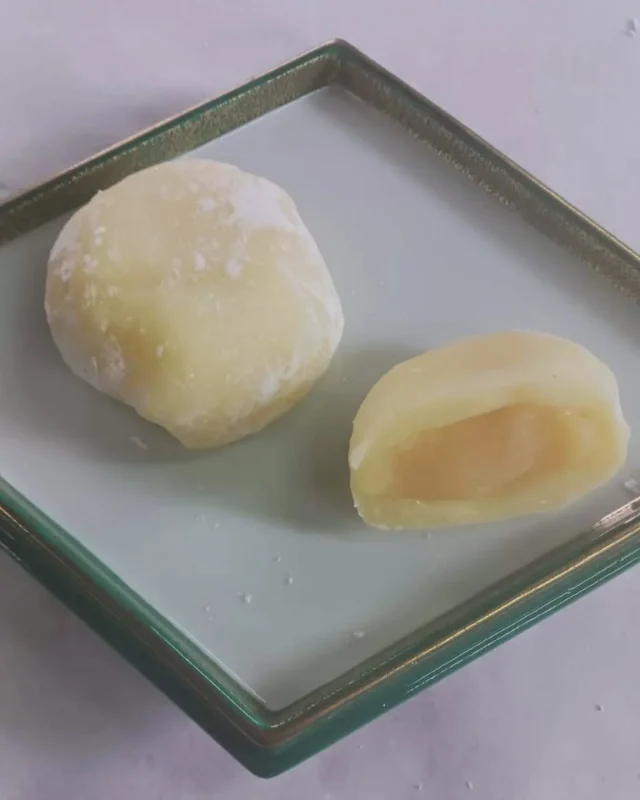 お菓子のご紹介《レモン大福》⁡
⁡⁡
⁡宮城県産のもち米“宮みやこがねもち”を使用したお餅に、⁡爽やかな甘さのレモン餡を包んだ大福です🍋⁡
⁡⁡
夏までの限定販売となります🌻⁡⁡
⁡ひと足お先に初夏の味をお楽しみください！⁡
⁡⁡⁡⁡⁡
⁡
⁡ #藤宮製菓⁡
⁡ #岩槻