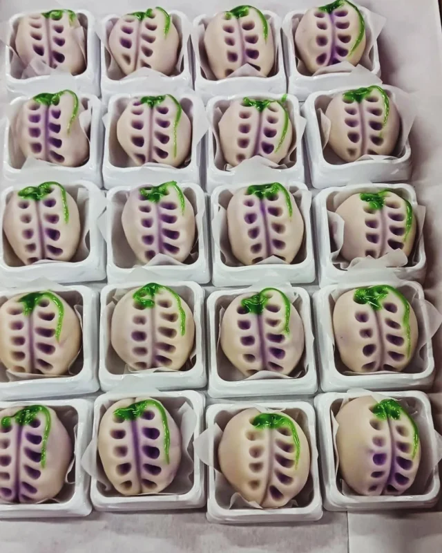 .
そろそろ桜も見納めでしょうか…
当店の上生菓子も‘’藤”がお目見えです🌱

日本ならではの季節の移ろいを上生菓子と共にお楽しみください🍡🌷

 #藤宮製菓
 #岩槻