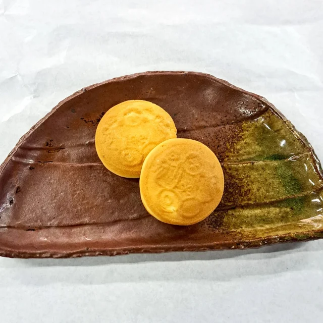 お菓子のご紹介《雛の宴》

ミルク風味の黄身餡を、小麦粉とたまごなどを使用した香ばしい香りの皮で包んだ焼き菓子です🎎

素朴で優しい甘さとしっとり柔らかな食感で、あらゆる世代のみなさまに楽しんでいただけます😊

 #藤宮製菓
 #岩槻