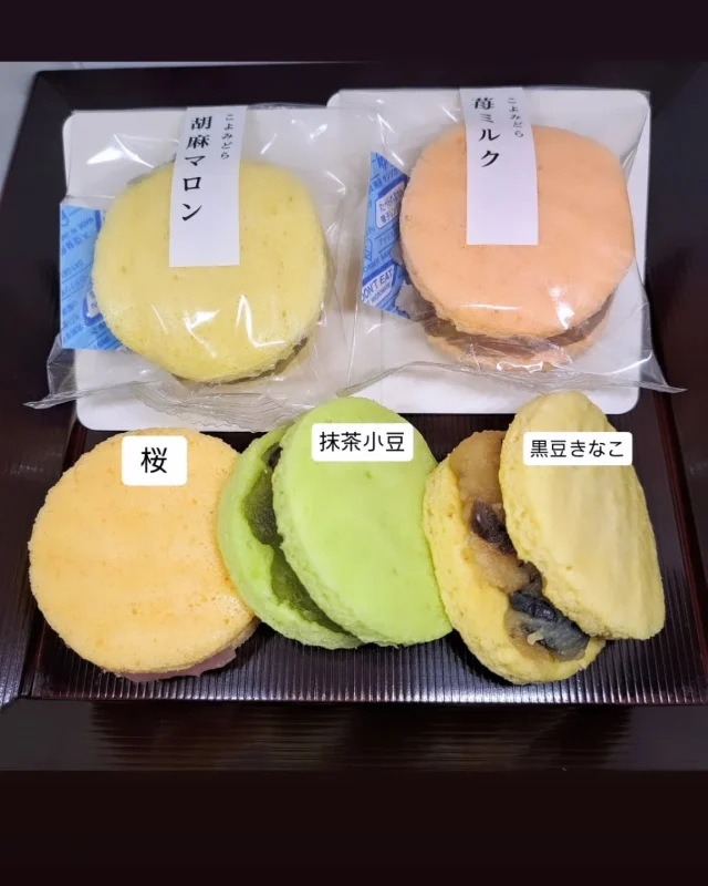 お菓子のご紹介《こよみどら》

埼玉県産の米粉と、埼玉県産の小麦粉を使用した
モッチリとした蒸しどらやきの皮に
季節を感じられる餡を挟みました🌸🍵🌰🫘🍓

人形博物館隣のヨロ研カフェでも販売しております！
おやつやお土産にいかがでしょうか🍡

 #藤宮製菓
 #岩槻