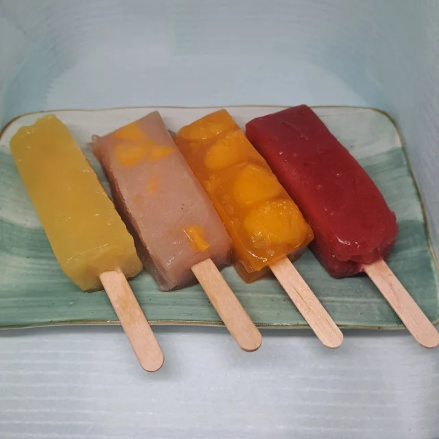 お菓子のご紹介《夏葛〜なつつづら〜》

本葛(ほんくず)を使用したアイスキャンディー
夏葛〜なつつづら〜を夏季限定で販売いたします‪🍧
お味はいちご🍓、もも🍑、パイン🍍、みかん🍊の四種類です🌞

6月5日木曜日より販売となります！

 #藤宮製菓
 #岩槻