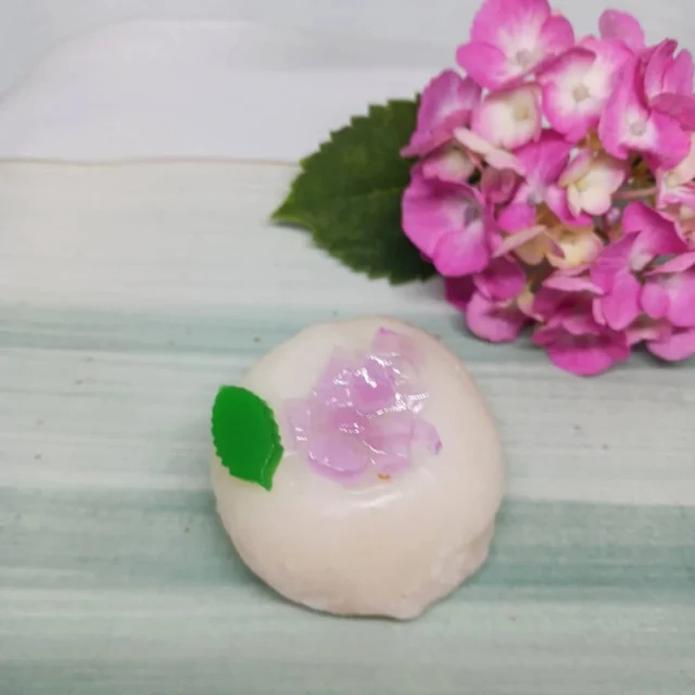 お菓子のご紹介《上生菓子 紫陽花(あじさい)》

餅粉(滋賀県産)と砂糖、水飴を練った求肥のという甘いお餅に、卵白と白餡を混ぜ合わせると上生菓子用の雪平（せっぺい）という生地になります🍡

白あん入りの雪平に紫陽花のガクを現した紫色の寒天(長野県産)を施しました🌿

今の時期だけの紫陽花をお楽しみください💐

 #藤宮製菓
 #岩槻