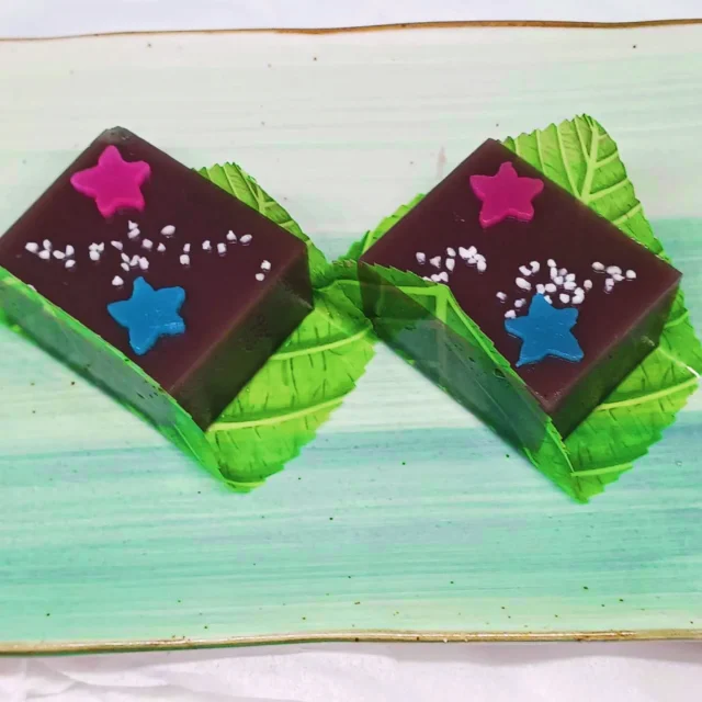 お菓子のご紹介《七夕限定 水ようかん》

十勝産小豆のみを使用した水ようかんに
織姫彦星に見立てた羊羹のお星様と
天の川を模した炒ったもち米を飾った
七夕限定の水ようかんです🎋︎

七夕の夜空を眺めながら、よく冷やした水ようかんはいかがでしょうか︎🌟

人形博物館隣のヨロ研カフェの期間限定ランチメニューでもお召し上がりいただけます🥬🍅

 #岩槻
 #藤宮製菓