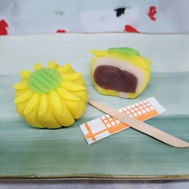 お菓子のご紹介《上生菓子  向日葵》

いよいよ夏本番☀️ 
当店の上生菓子に夏季限定の向日葵がお目見えです🌻
十勝産小豆を使用した優しい甘さの練り切りとなっています。

 #藤宮製菓
 #岩槻