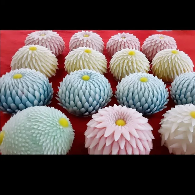 お菓子のご紹介《はさみ菊》

白あん、もち粉、米粉、砂糖を混ぜた餡平(あんぺい)という生地を、製菓用のはさみで1枚1枚花びらを切り出していく工芸菓子です✂️
生地の色やはさみの入れ方によって様々な菊の咲き方を表現できます🌼

９月９日は縁起の良い奇数である９が重なる重陽にちなみ、無病息災や長寿を願う“重陽(ちょうよう)の節句”でございます🍂
不老長寿の象徴とされ季節の花でもある、菊の花にちなんで“菊の節句”とも言われます🌼
菊の花を鑑賞したり、菊や栗など季節の食材を使用したお菓子や料理を食べて健康長寿を願いましょう✨

※はさみ菊は事前のご注文のみのご提供となります

 #岩槻
 #藤宮
 #和菓子
 #重陽の節句