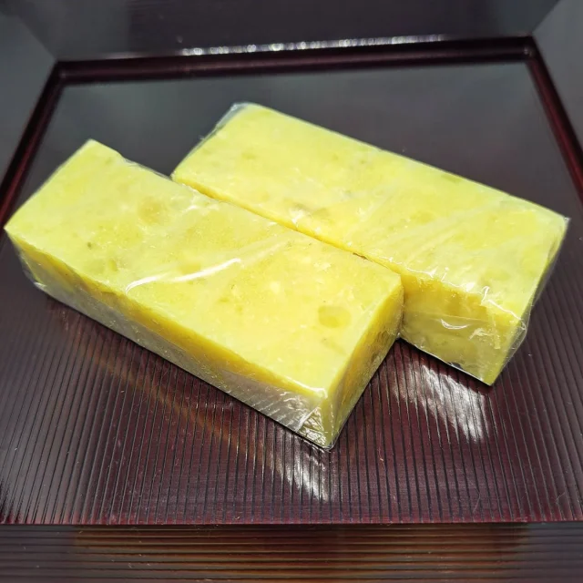 お菓子のご紹介《芋ようかん》

今週から秋の味覚を使ったお菓子が始まります！
まだまだ暑い日が続きますが、和菓子で秋を感じてみてはいかがでしょうか🍂

当店の芋ようかんは、
甘みが強く ホクホクとした食感と滑らかな口当たりが特徴のさつまいも“紅あずま”を使用しています🍠
さつまいもとお砂糖のみでお作りした、素材の味を楽しめる素朴な芋ようかんです🍵

 #岩槻 
 #和菓子
 #藤宮製菓
 #芋ようかん