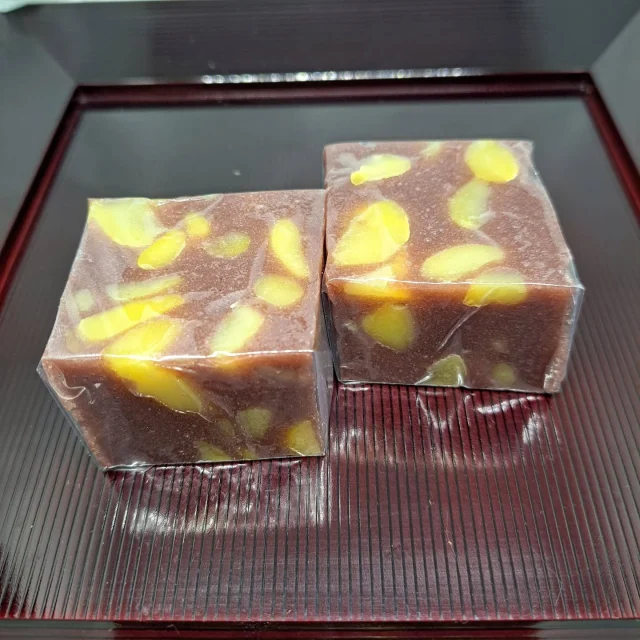 お菓子のご紹介《栗蒸しようかん》

十勝産の小豆と埼玉県産の小麦粉を使用した蒸しようかんに、栗の甘露煮が混ぜこまれています🌰

暑さも落ち着き、秋の味覚が美味しい季節になりました🍂
ぜひ和菓子で秋の味覚をお楽しみください😊

 #藤宮製菓
 #岩槻
 #和菓子