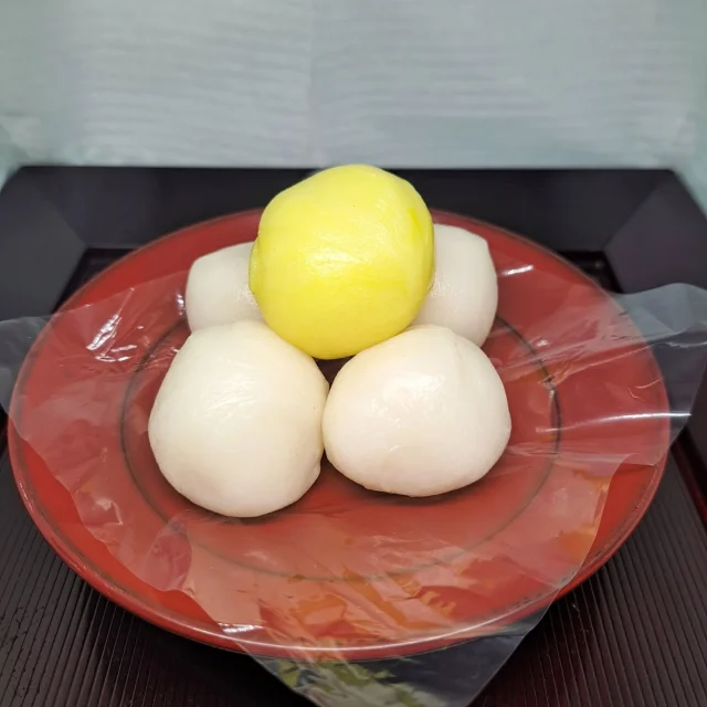 《十五夜》

本日(10/6)は十五夜です🌕
１年で最も月が美しとされる｢中秋の名月｣を鑑賞しながら収穫に感謝し、翌年の豊作を祈る日です🌾

お米からできている、お月様のように丸いお団子とご一緒にお月見はいかがでしょうか？🎑

月でお餅つきをしている、うさぎ🐰の上用まんじゅうもご用意しております☺️
上用(じょうよう)まんじゅうは、米粉と山芋などを使用した茶席でも用いられる格式のあるおまんじゅうです🍵

 #藤宮製菓
 #岩槻
 #和菓子
 #十五夜
 #お月見